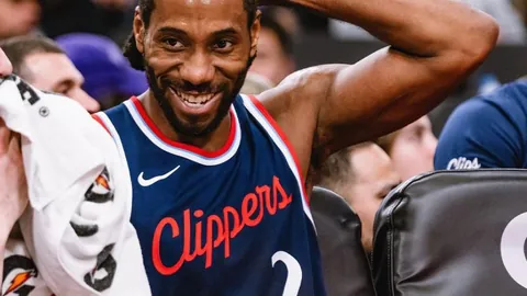 张子宇全明星赛身高优势显著，轻松驾驭篮板，对抗如同戏耍幼儿！